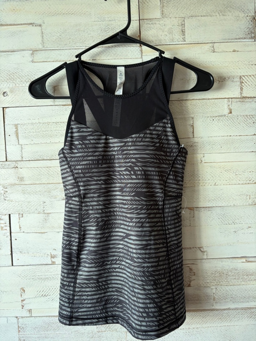 Lululemon running in the city tank top mesh black gray womens built in bra sz 2